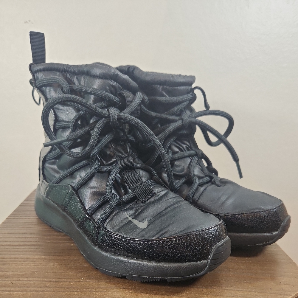 Nike Women's Tanjun Fleece High Top boots size 5.5